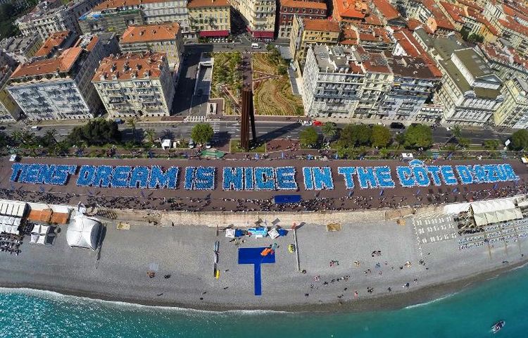 A Chinese CEO offers a trip to France for 6,400 of his employees!