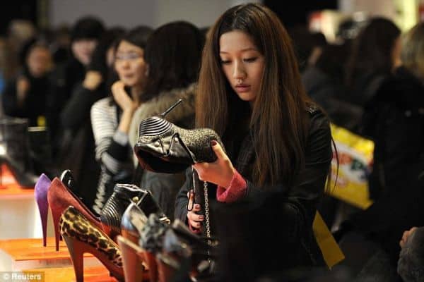 Chinese-Tourists-Shopping-in-Britain